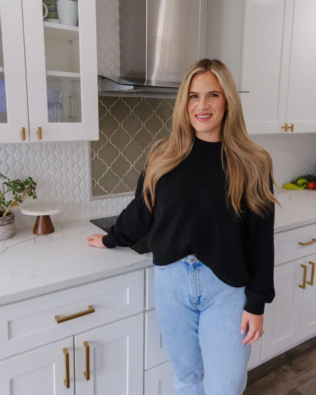 Portrait of Daniela in her kitchen
